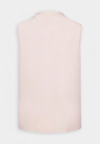 Top sans manches en tissu rose pâle doux, présentant une texture lisse, un col rond et une silhouette trapèze. Design simple et moderne.