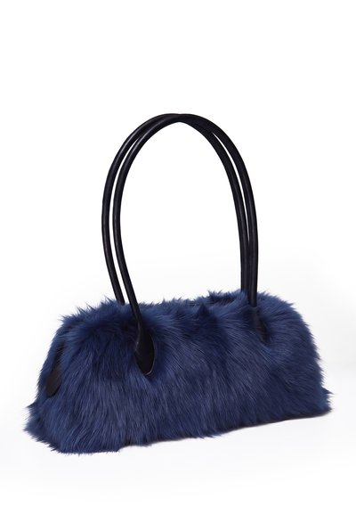 Sac à main en fausse fourrure bleue avec deux longues anses noires et une forme rectangulaire sur fond blanc.