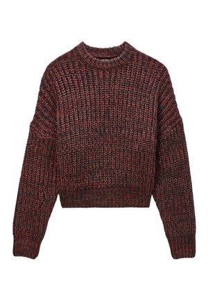 Pull en tricot de couleur rouge foncé et noir, avec un col rond, une coupe ample et un motif texturé avec des poignets et un ourlet côtelés.