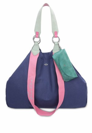 Sac en toile bleu marine, avec des anses vert menthe et rose. Comprend une pochette en daim bleu sarcelle assortie. Accents en métal argenté.