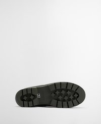 Groene rubberen zool met diepe profielen, voorzien van een merkl logo en maatmarkering. Gestructureerd oppervlak voor grip en duurzaamheid.