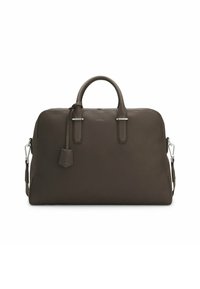 Sac en cuir marron avec une finition texturée, doté de doubles poignées supérieures, d'une bandoulière amovible et d'accents en métal argenté.