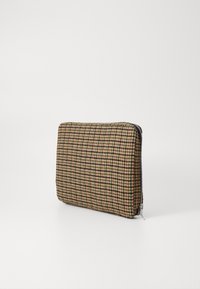 Obdĺžniková taštička na zips z textúrovanej látky; vzor houndstooth v béžových, hnedých a červených odtieňoch na čiernom základe.