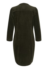 Dunkelgrünes Cordkleid mit langen Ärmeln und gerafften Manschetten, das vertikale Streifen und eine leicht taillierte Silhouette aufweist.