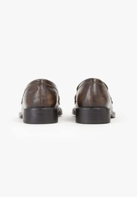 Scarpe da donna in pelle marrone con punta arrotondata, caratterizzate da una superficie liscia, dettagli di cucitura sottili e tacco basso nero.