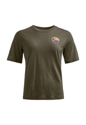 Olivengrünes T-Shirt mit kurzen Ärmeln aus weichem Stoff; zeigt ein kreisförmiges Grafikdesign mit orangefarbenen, lila und weißen Bergen auf der Brust.