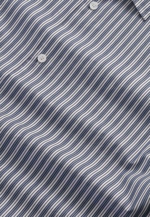 Blå og hvid tyndstribet skjorte med knapper og synlige bløde stoffolder.