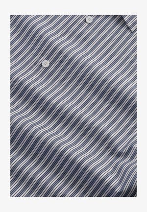 Blå og hvid tyndstribet skjorte med knapper og synlige bløde stoffolder.