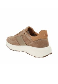 Sneaker in suede marrone chiaro con dettagli in pelle beige, suola spessa bianca e particolare marchiato sul tallone, mostrato da un angolo posteriore.