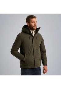 Maslinasto zelena jakna sa zatvaračem sprijeda, podesivom kapuljačom i rebrastim manžetama. Ima teksturirane panele i bočne džepove.