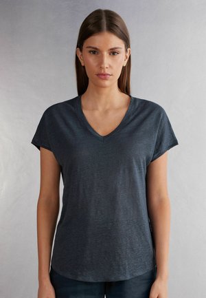 Gray, short-sleeve V-neck t-shirt in soft fabric. Features a relaxed fit and curved hemline. No visible patterns or hardware details.