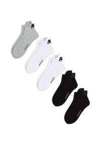 Tres pares de calcetines cortos en gris, blanco y negro. Cada par presenta un logo en el tobillo y están hechos de un material suave y flexible.