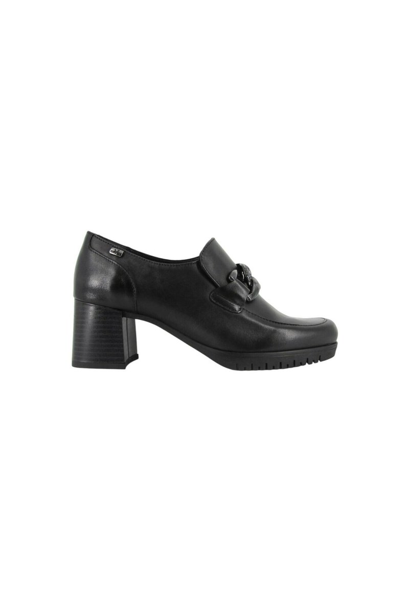 Scarpa nera in pelle con tacco alto e punta arrotondata, dotata di una fibbia decorativa e tacco a blocco texturizzato. Suola in gomma con motivi antiscivolo.