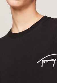 Tommy Jeans SIGNATURE - Basic póló - black