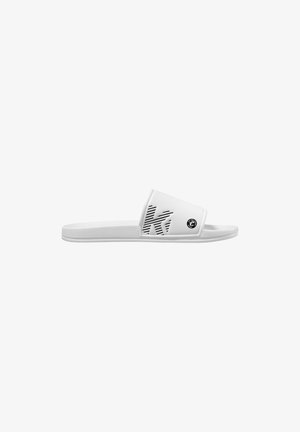 Witte slippersandaal met een gestructureerde band met een groot "K" ontwerp en klein rond logo aan de zijkant, platte zool.