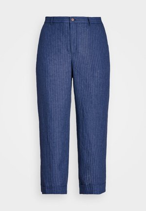 Pantalon court bleu marine avec fines rayures verticales blanches, fermeture à boutons, passants pour ceinture et ourlets retroussés.