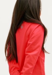 Rotes Langarmshirt mit glatter Textur, das ein kleines graues Logo auf der Rückseite hat. Das Design ist figurbetont und schlicht.