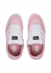 Sneaker Vans rosa con tomaia in pelle testurizzata, linguetta in rete bianca e lacci. Presenta colletto imbottito e logo sulla linguetta.