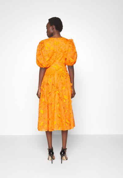 Erdem WAISTED PUFF SLEEVE V-NECK DRESS - Kokteilikleit/peokleit - clementine