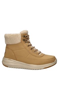 Botas de tobillo impermeables en color marrón, con un cuello de crema esponjoso, parte superior de cuero texturizado, puntera redonda y lengüeta acolchada. Presenta ojales metálicos y suela duradera.