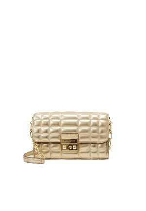Borsa a tracolla in pelle trapuntata color oro con tracolla a catena e chiusura rettangolare dorata a girare sulla patta frontale.