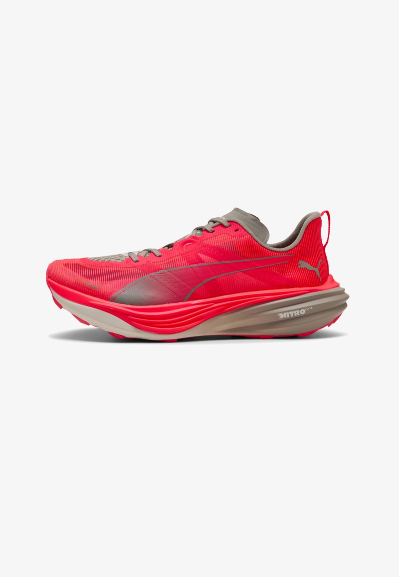 Chaussure de course rouge et grise avec tige en maille, semelle épaisse et rembourrée, lacets gris, logo Puma et marquage Nitro Elite sur la semelle intermédiaire.