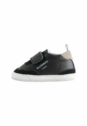 Schwarz-weißer Kleinkind-Sneaker mit Klettverschluss, Wildledereinsätzen und dem Schriftzug "ALLSAINTS LONDON" an der Seite.