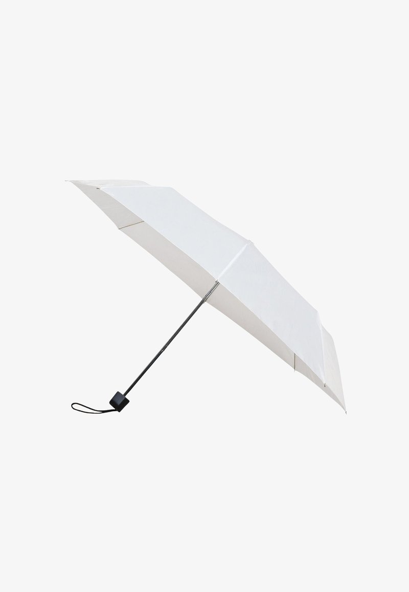 Un ombrello bianco con un design elegante, asta in metallo nero e manico curvo. Presenta una copertura in tessuto liscio e una tracolla per il trasporto.