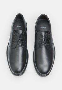 Crne kožne cipele s glatkom teksturom, s vezicama, zaobljenim vrhom i minimalističkim šavovima. Logo vidljiv na ulošku.