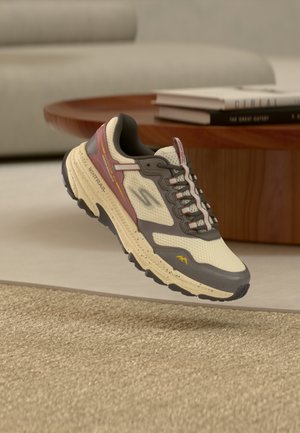 WOMENS GO RUN ALTITUDE - Sneaker low - natural