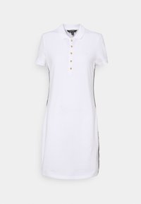 Vit poloklänning med korta ärmar, tre guldknappar, sidosträck och en logotyp. Tillverkad av slät tyg, med en klassisk kragsdesign.
