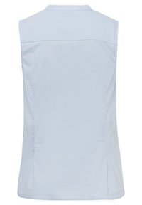 Haut sans manches bleu clair, en tissu lisse, avec un col classique et une coupe droite, présentant un détail de l'empiècement au dos.