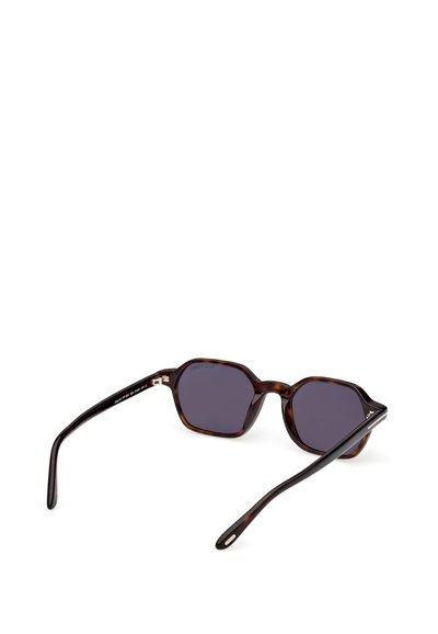 Kočičí sluneční brýle s octagonálními rámem, tmavými glassy a štíhlými černými nohami. Na jedné straně se nachází decentní logo.