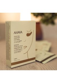AHAVA Dead Sea Osmoter ögonmasklåda, kräm med bruna accenter, märkt med produktnamn och detaljer. Innehåller sex par hydrogel-lappar.