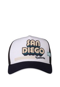 Weißer Trucker-Cap mit schwarzen Mesh-Seiten, auf dem "SAN DIEGO" in fetter, retro-artiger Schrift steht und darunter ein "California"-Schriftzug.
