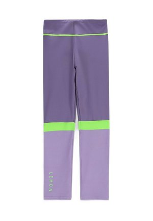 Fioletowe i lawendowe legginsy z poziomym neonowozielonym paskiem poniżej kolan i napisem "LEMON" w zielonym kolorze blisko lewej kostki.