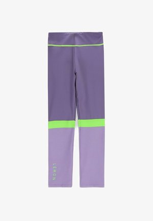 Fioletowe i lawendowe legginsy z poziomym neonowozielonym paskiem poniżej kolan i napisem "LEMON" w zielonym kolorze blisko lewej kostki.