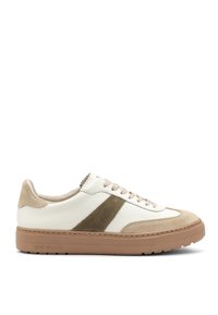 Sneaker bianco in pelle con dettagli in suede beige e suola in gomma marrone. Presenta una punta arrotondata, chiusura con lacci e una striscia laterale a contrasto.