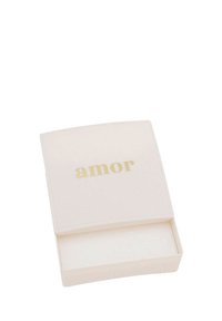 Scatola per gioielli bianca rettangolare con una finitura opaca liscia, presenta la scritta dorata "amor" sul coperchio e si apre su un interno semplice.