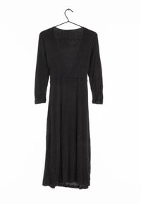 Musta mekko pitkillä hihoilla, syvällä V-kauluksella, kootulla vyötäröllä ja valuva hame. Valmistettu kevyest ä kankaasta, jolla on pehmeä rakenne.