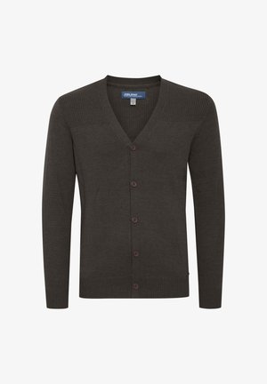 Temno rjav pulover s V-izrezom, rebrastim detajlom na rami in gumbnim zapiranjem. Narejen iz mehkega materiala, z dolgimi rokavi in preprostim dizajnom.