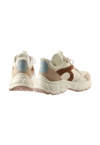 Klobige Sneaker in Creme, Beige und Blau. Sie verfügen über ein Obermaterial aus verschiedenen Materialien mit Wildleder und Mesh, eine dicke, strukturierte Sohle und Schnürsenkel.