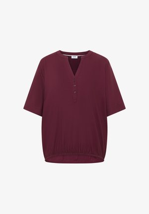 Kortærmet, mørk vinrød bluse med rund halsudskæring, tre knapper foran og elastisk kant.