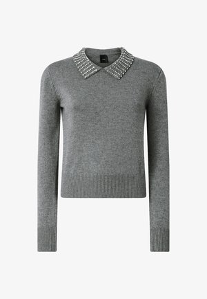 Suéter de punto gris con cuello redondo adornado con tachuelas plateadas. Presenta mangas largas y dobladillo acanalado. Textura suave, diseño ajustado.