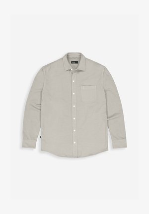 Langermige, lichtgrijze, knoopshirt. Heeft een enkele borstzak, witte knopen en een puntige kraag. Gladde, katoenachtige textuur.
