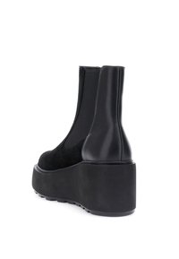 Stivaletti alla caviglia neri con finitura in pelle opaca e accenti in suede. Presentano pannelli laterali elasticizzati e una suola in gomma spessa.
