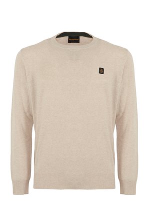 Maglione beige realizzato in materiale morbido, con collo a giro e maniche lunghe. Presenta una piccola etichetta con logo nero sul lato sinistro del petto.