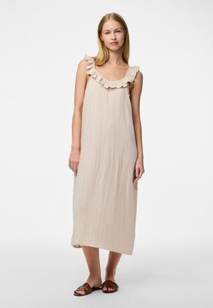 Beige jurk tot op de knie, gemaakt van gestructureerde stof, met een brede gerimpelde halslijn. Draag met bruine sandalen. Eenvoudig en losvallend ontwerp.