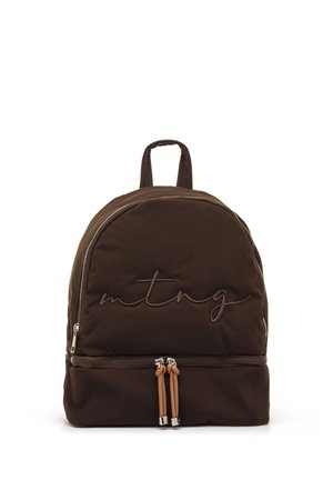 Sac à dos marron avec poche avant zippée et logo brodé "mtng", avec deux tirettes de fermeture éclair beige et une poignée de transport supérieure.