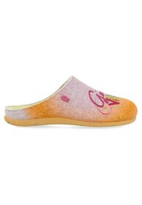 Zuecos de fieltro en degradado de naranja a rosa, con un acento de pez rosa y un gráfico de texto colorido. Diseño sin hebillas con una suela de goma texturizada.